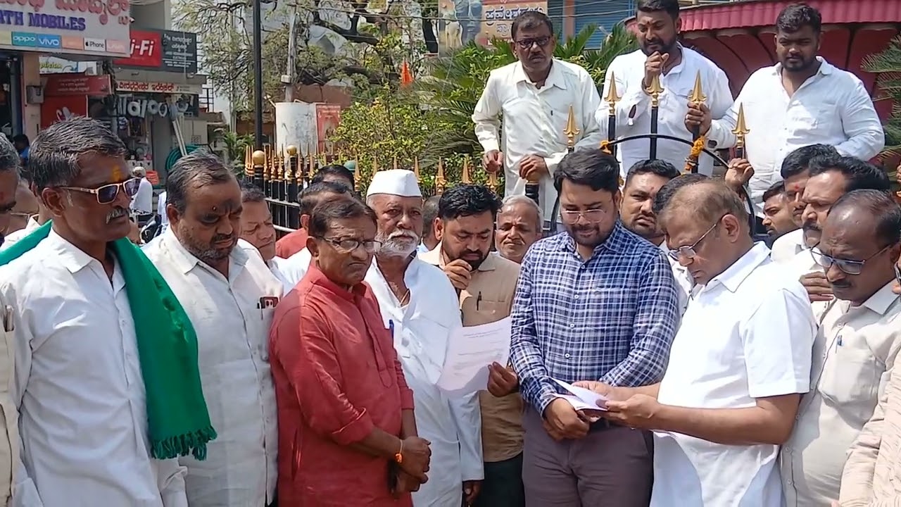 ಮುಧೋಳ ಬೃಹತ್ ಪ್ರತಿಭಟನೆ ಕ್ಷತ್ರಿ ಮರಾಠ  ಹಿಂದೂ ಸಂಘಟನೆ ಬಾಗಲಕೋಟೆ ಶಿವಾಜಿ ಜಯಂತಿ ಮೆರವಣಿ ಕಲ್ಲು ಎಸ್ರುವುದನ್ನು  