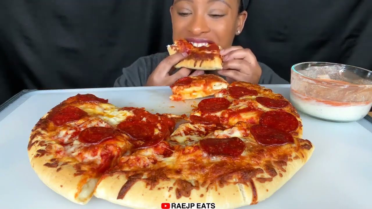 ASMR EATING 먹방 CHEESY PEPPERONI STUFFED CRUST PIZZA ASMR MUKBANG 먹방 REAL EATING SOUND