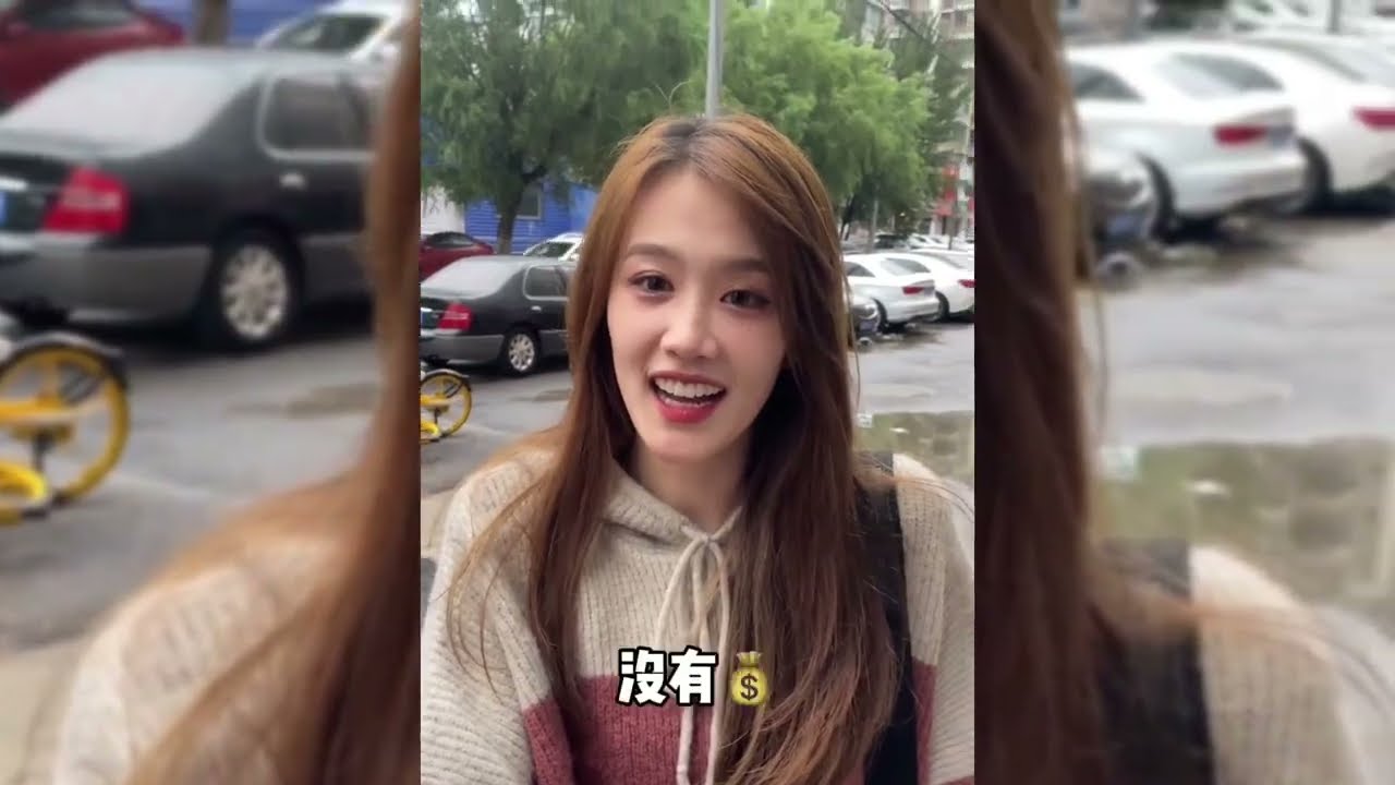 在外面突然喊女友老婆女友的反应？表面不愿意，内心很欢喜！