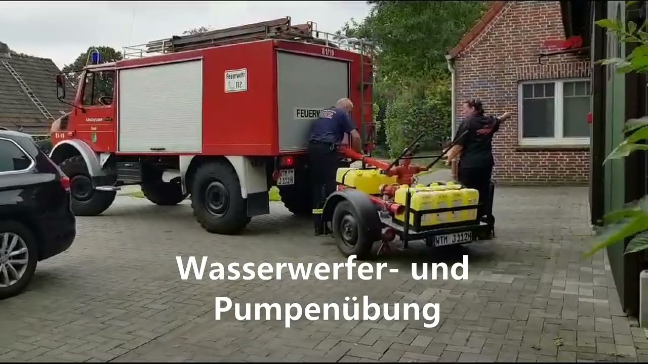 Wasserwerfer-und Pumpen&uuml;bung mit Mercedes LF 8 und der Unimog 1300 TLF 8(W) ist auch mit dabei.