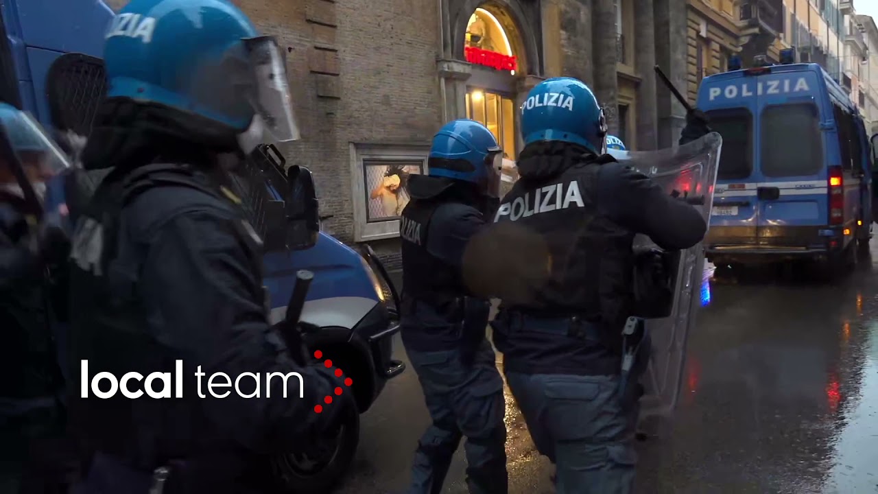 IoApro, cariche polizia: rovesciati monopattini e bidoni