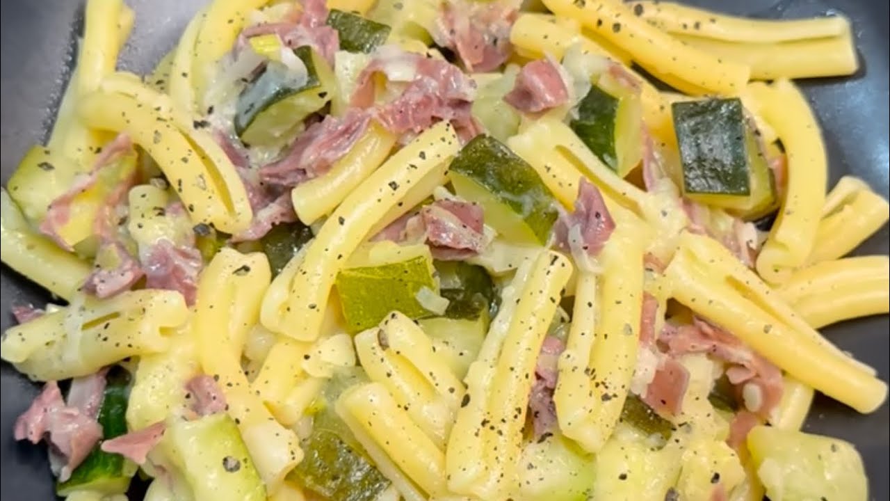 pasta con zucchine porri e prosciutto crudo
