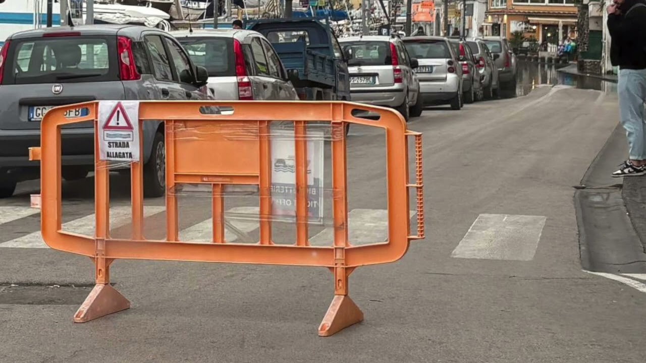 ⛈️ ISCHIA NEL CAOS: Porti allagati e aliscafi fermi. Odissea per i pendolari.