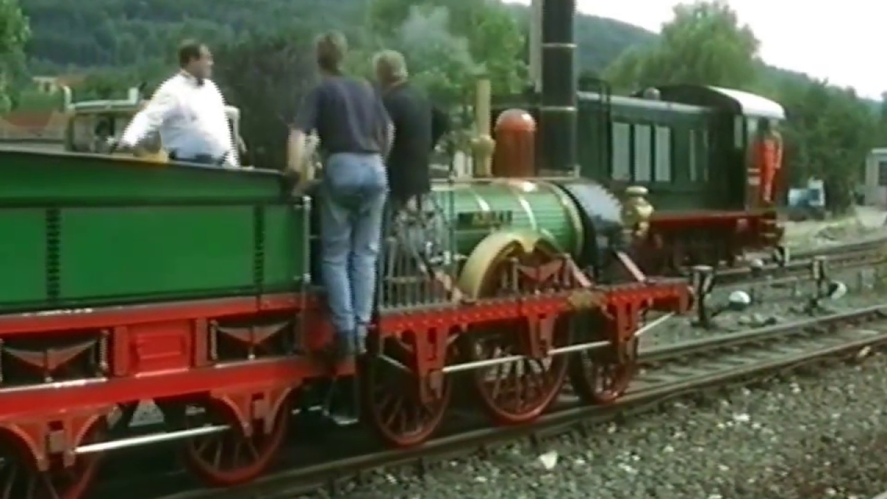 Der Adler mit Zug auf freier Fahrt in Ebermannstadt am 23. 7. 2000