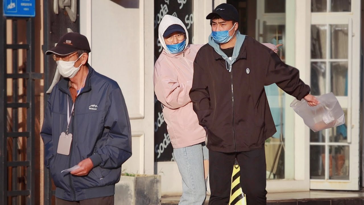 Old Man with Alzheimer's Gets Lost | Social Experiment “爷爷，我们走”看到失智老人迷路了，有人充当起了孙女的角色（社会实验）