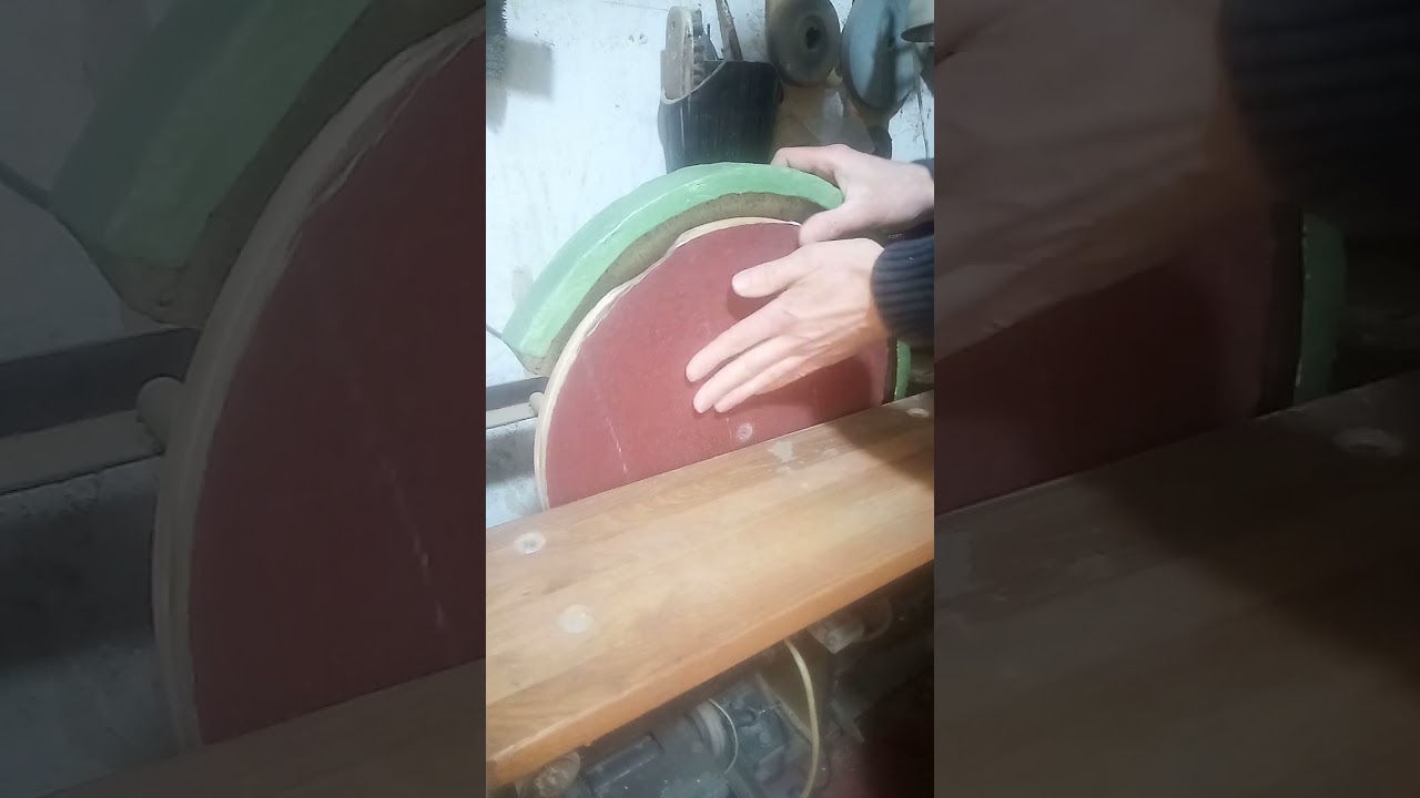 Як закріпити наждачку на шліфувальний диск.