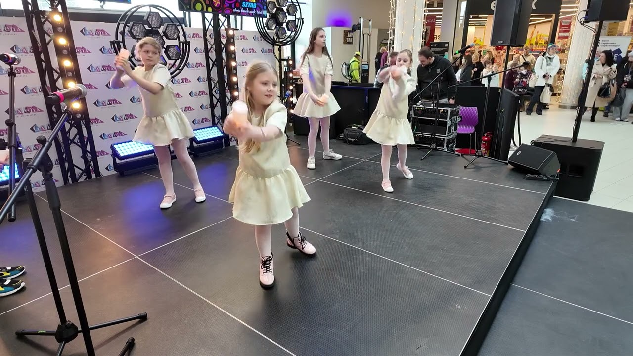 Taniec Noel wykonały dzieci ze Specjalnego Ośrodka Szkolno-Wychowawczego w Jaworznie na Finale WOŚP
