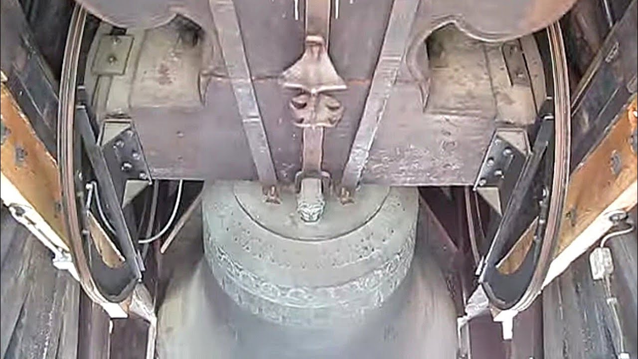 Brixen (Südtirol) Läuten der großen Glocke im Südturm des Doms