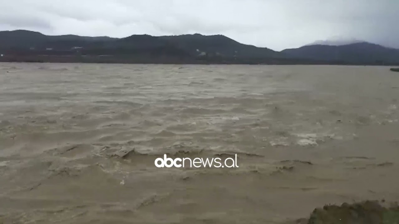 Reshjet gjate nates shkaktojne permbytje ne jug| ABC News Albania