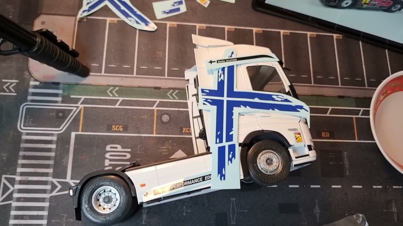 Solido Volvo Globetrotter XL 1/24 How to put on the decals ☝🏻🙂 Diecast Hunting in Europe!
