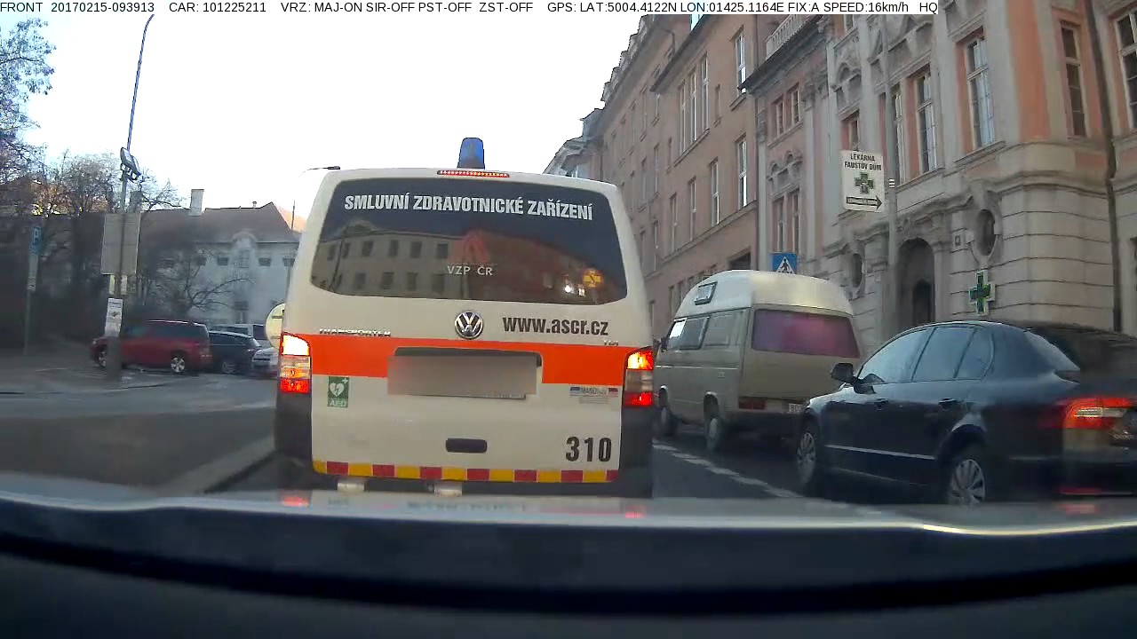 PČR: Opilý řidič sanitky projížděl v Praze křižovatky na červenou