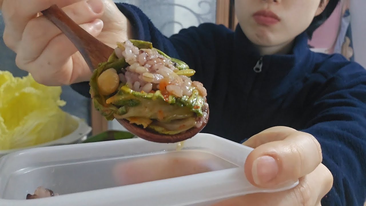 틈새 먹방. 두쫀쿠 다음 봄동나물과 함께