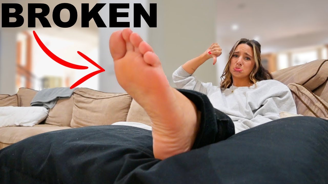 I BROKE MY FOOT AGAIN... *VLOGMAS DAY 6*