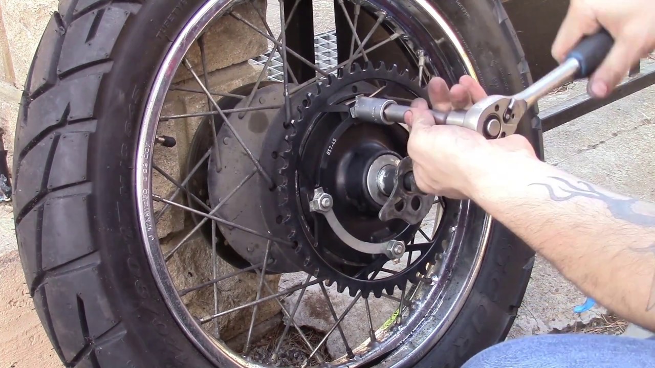 Remplacer un kit chaîne moto (sans outil spécial )