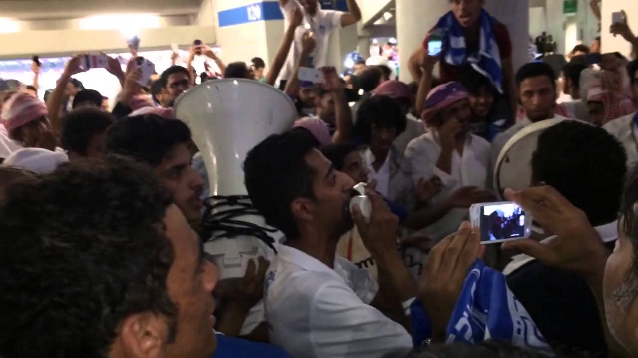 فرحة جماهير الهلال خارج ملعب العين