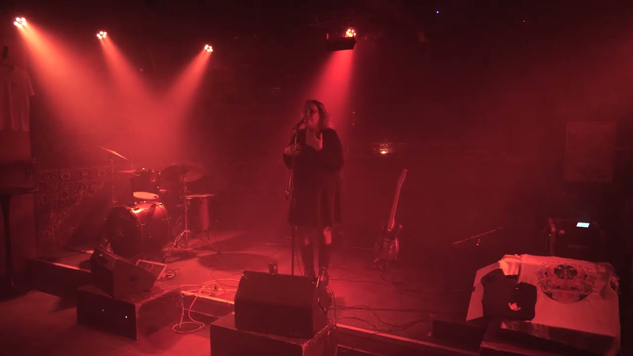 ELIËTTE zingt live WEG. 