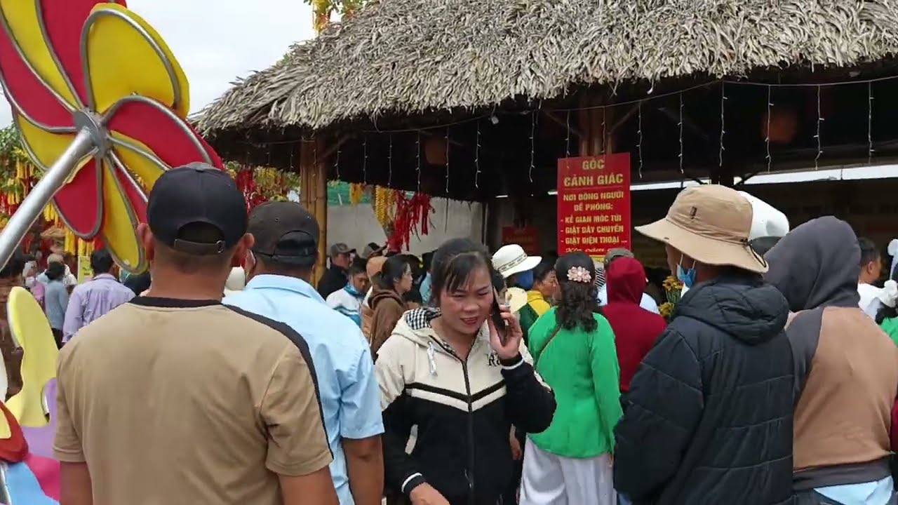 Quá đông bà con về Mẹ Mẫu Tiền Giang trưa chủ nhật mùng 6 Tết