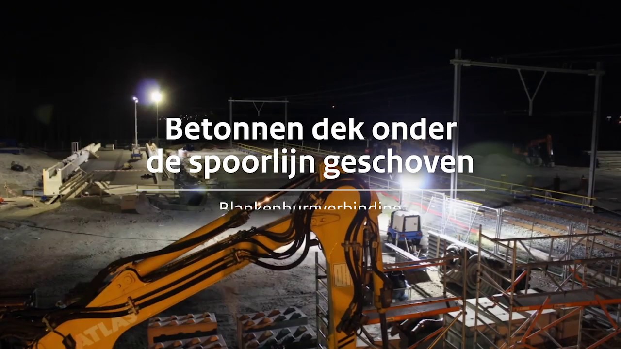 Inschuiven betonnen dek onder spoorlijn van Blankenburgverbinding | Timelapse