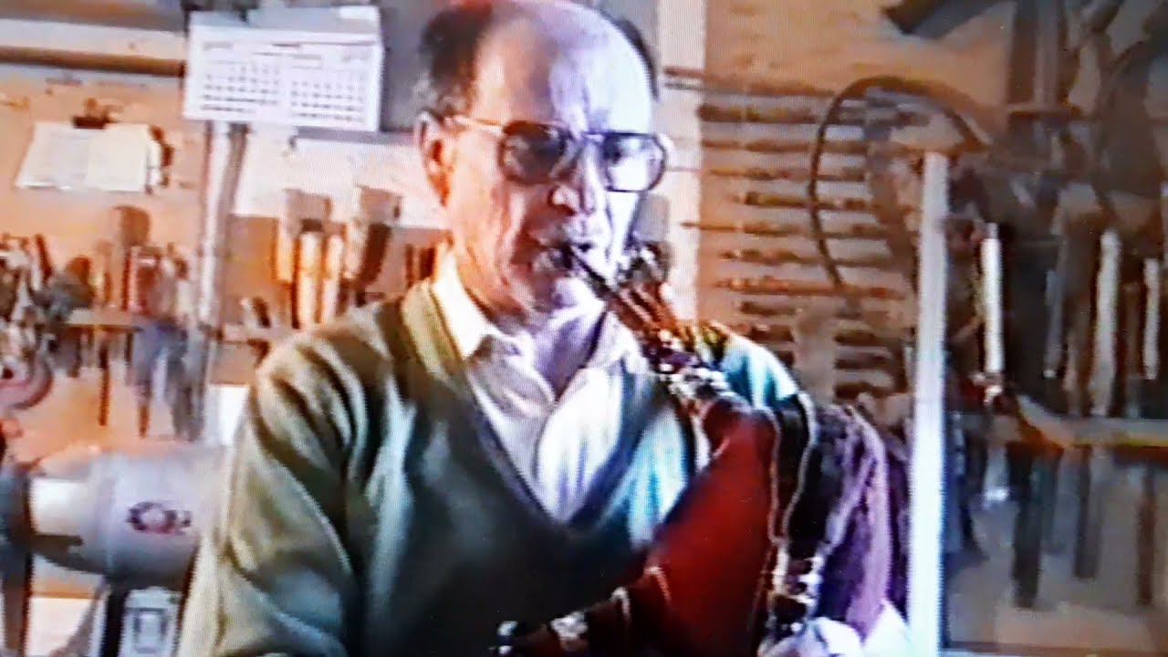 O patriarca Seivane tocando no lendario obradoiro de gaitas na Ribeira de Piquín