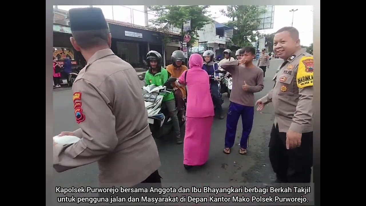 👮🏻POLSEK PURWOREJO BAGI TAKJIL✨  Kapolsek Purworejo Berbagi Berkah di Bulan Ramadhan. 