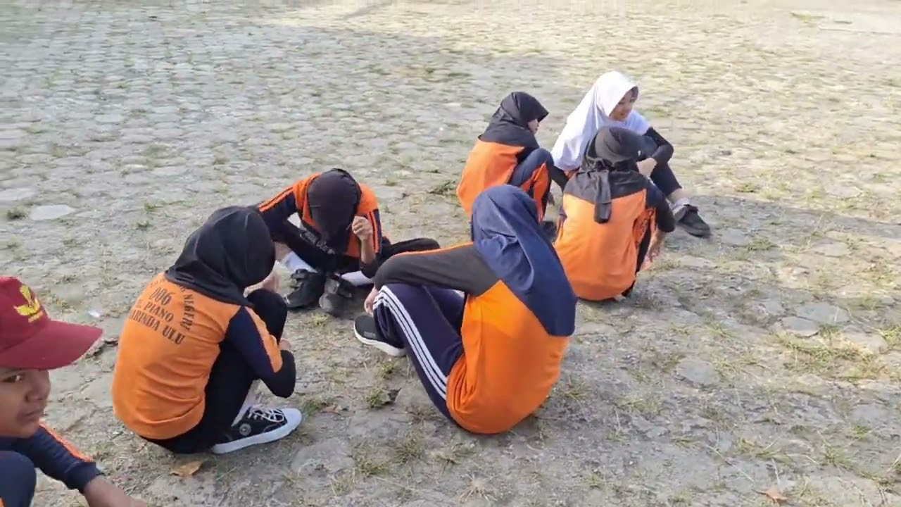 Kerja Bakti Membersihkan Sekolah