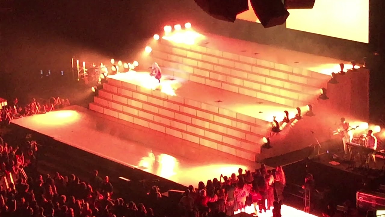 Halsey - Alone live Newark 2017