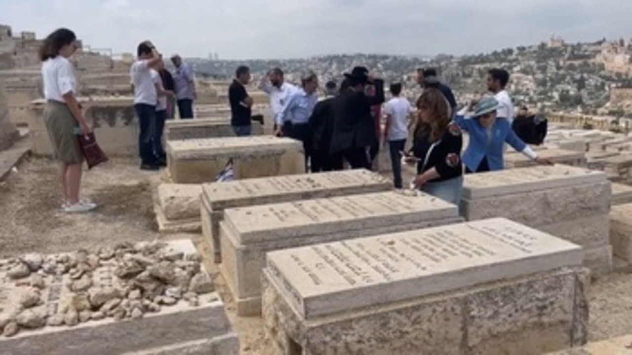Israel recuerda a sus ca&iacute;dos con un d&iacute;a de luto y visitas a los cementerios