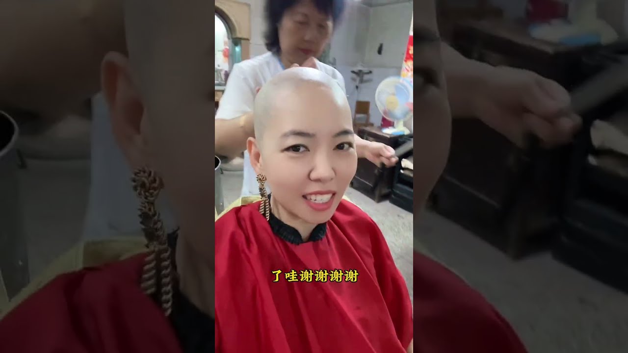 光头女生打卡六十多年的传统老刀店铺Bald girl checks in at Lao Dao's shop