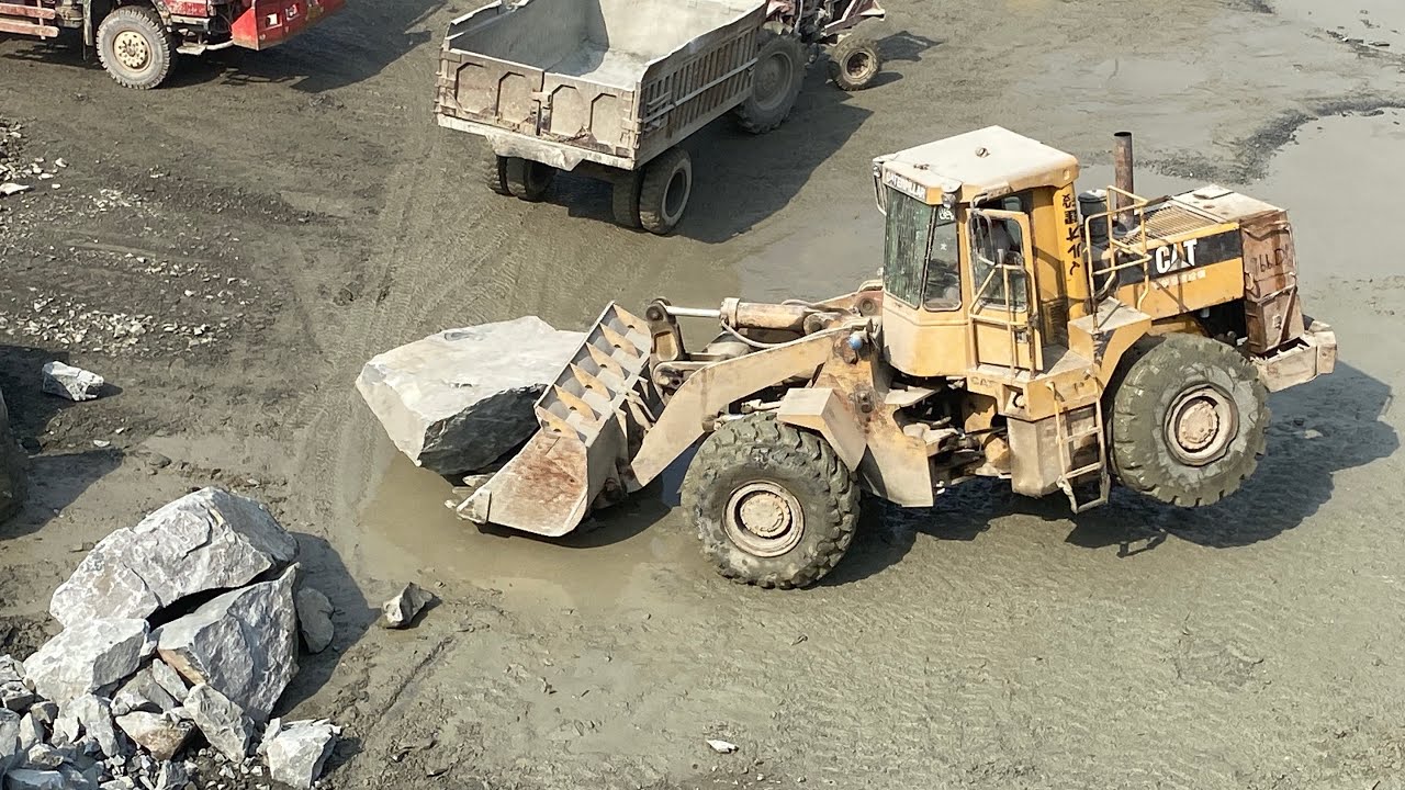 Caterpillar 966D Power: Loading Huge Rocks!