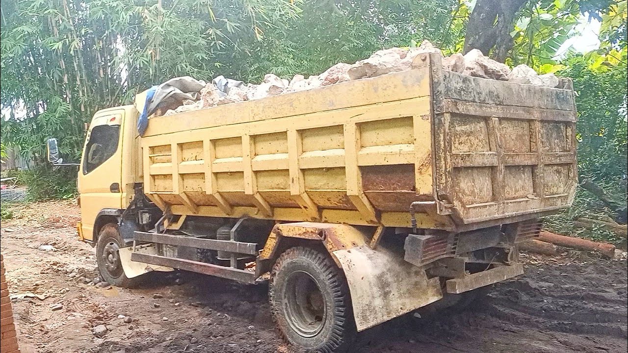 Dump Truk Batu Mitsubishi CANTER Amblas Tanpa Ampun 