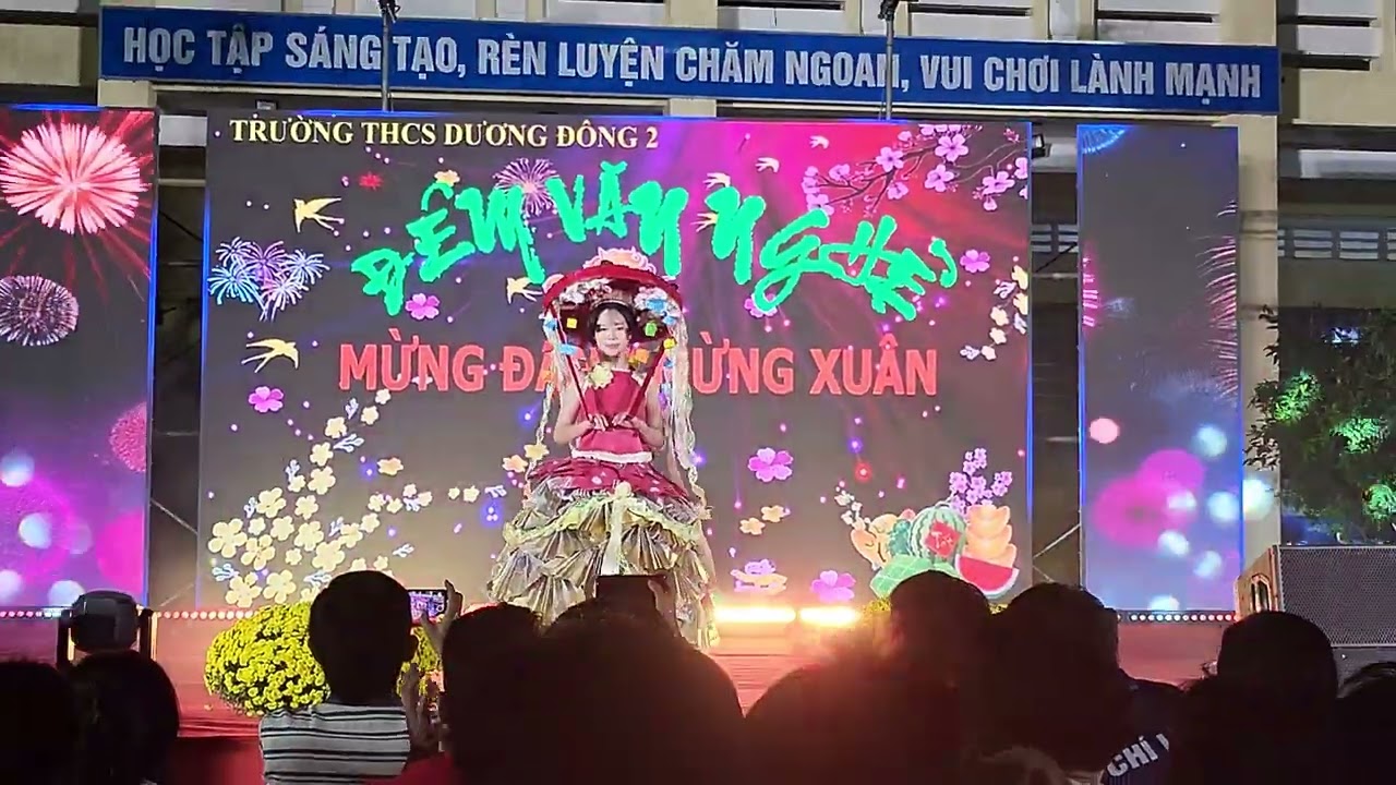 Biểu diễn thời trang  tái chế kết hợp mô hình toán học