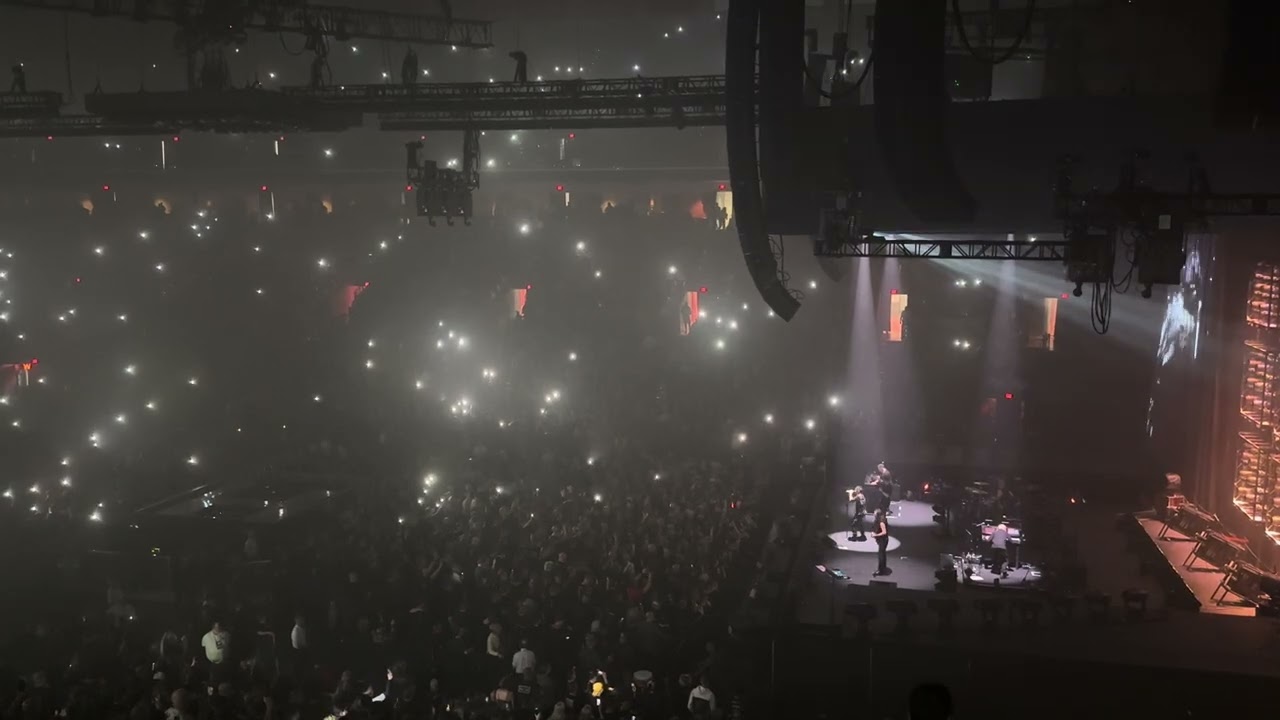 Nine Inch Nails playing Hurt in Columbus on the Peel It Back tour 