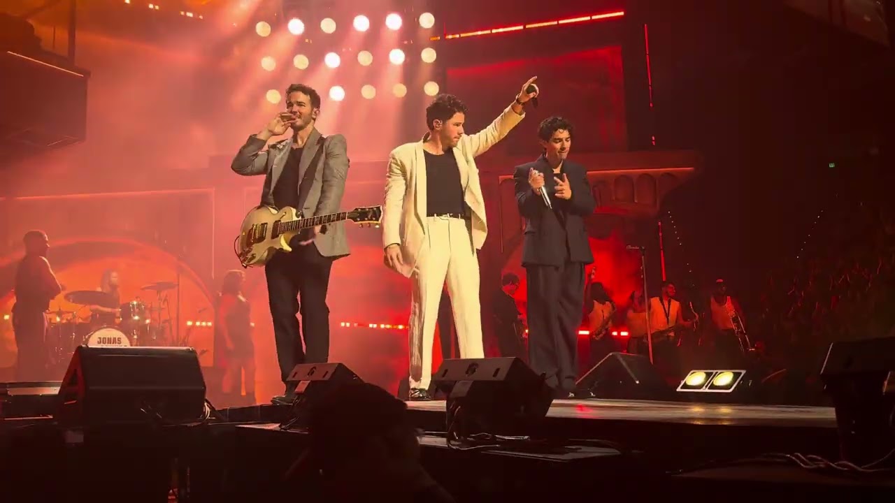 jonas Brothers-Burnin up(Live)