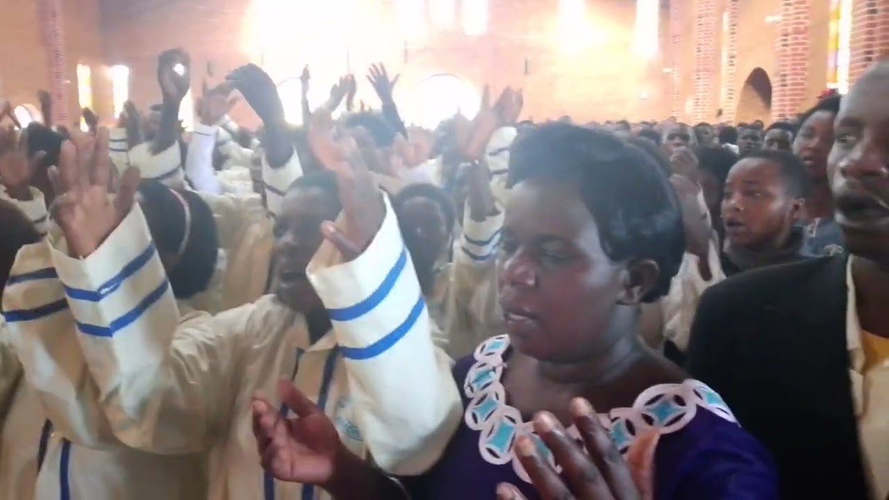 Chorale ABAKERBIM yaririmbye Sanctus Nziza ya Dieudonne Mu Misa ya Mbere