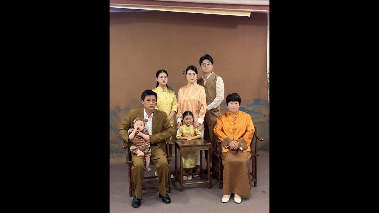 弟弟的百天照拖到7个月才去拍，刚好爷爷奶奶和姑姑也都在，索性带着全家一起去拍一张全家福留作纪念…这也是我们大家庭的第一张正式的全家福照片…#记录真实生活 #平平淡淡小日子 #每一个瞬间都值得被记录