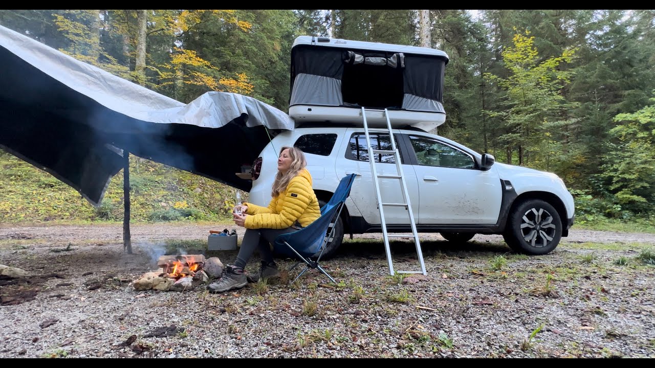 Wild camping alone in the Forest / Cold and rainy during fall 🍁🍂