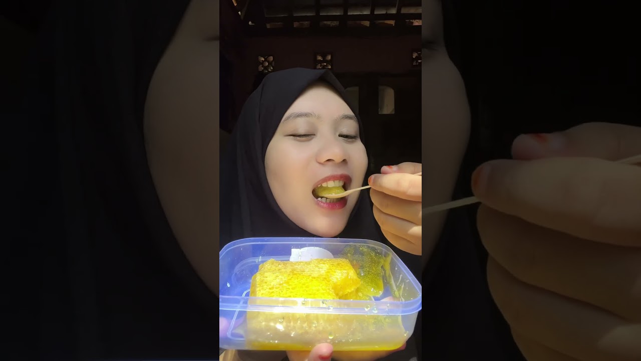 MAKAN MADU LANGSUNG DI SARANGNYA