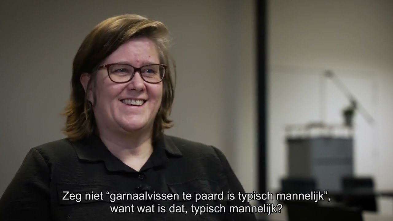 Wat is het belang van inclusief taalgebruik bij het behandelen van gepolariseerde thema's?