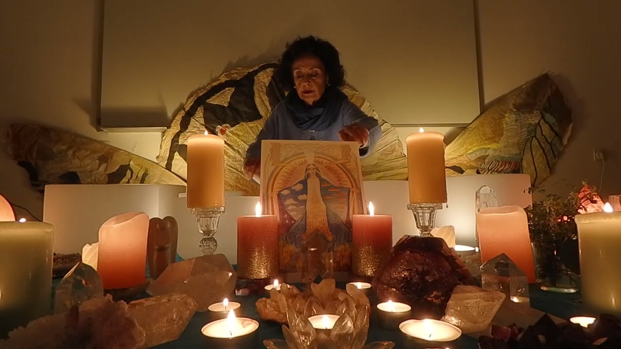 Being held, healed and protected by Mother Mary - Sound Healing Meditation.