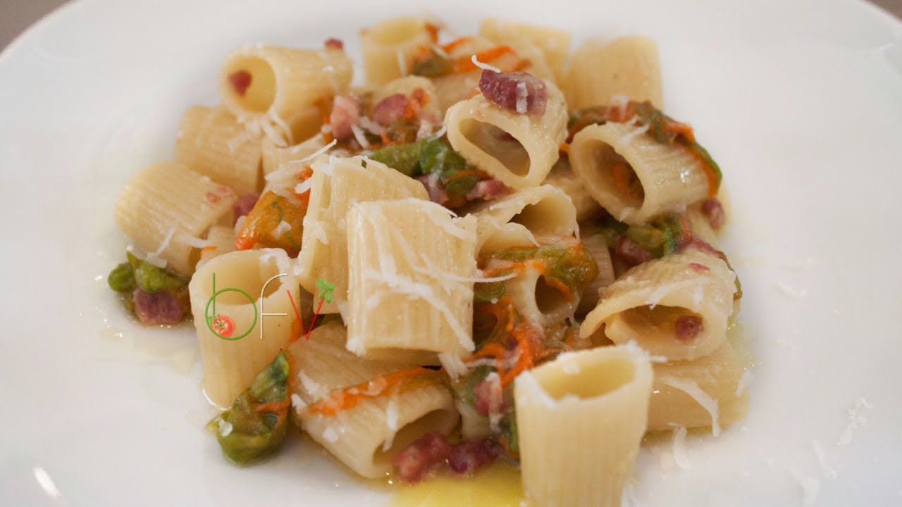 PASTA CON FIORI DI ZUCCA, PANCETTA CROCCANTE E PECORINO - Buono Facile Veloce