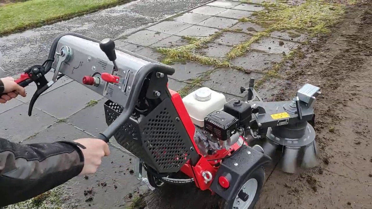 Kersten K1500 Weedbrush removing slip hazard