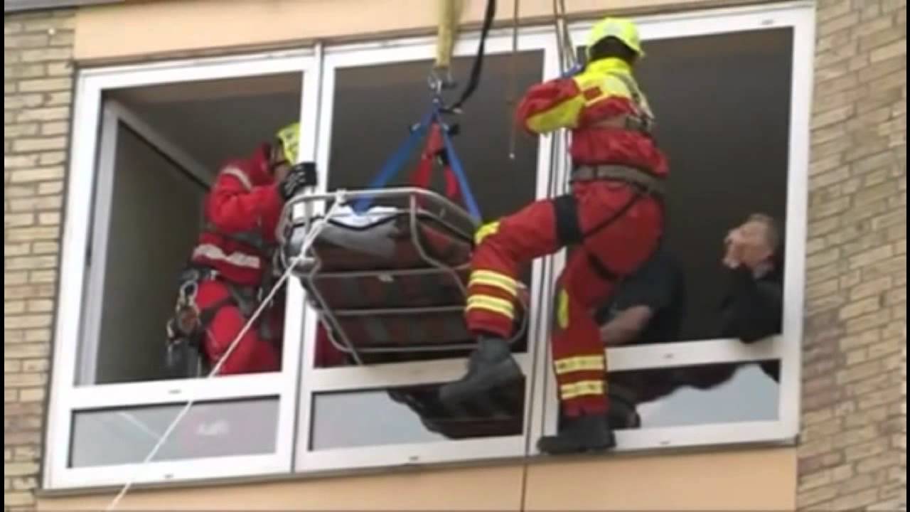 250 Kg Mann mit Kran aus Wohnung geholt / 550 Pound Man Saved With A Crane