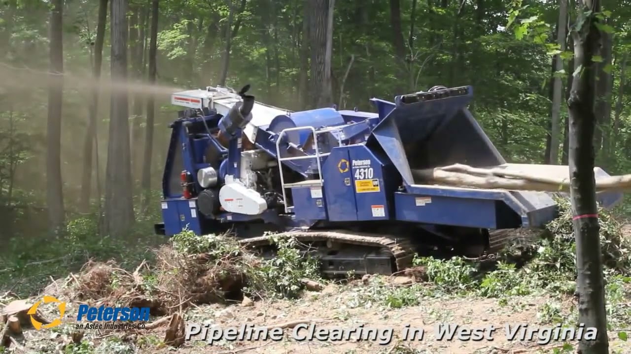 Peterson 4310B Drum Chipper on Pipeline Job 피터슨 4310B 나무 파쇄기 우드칩 제조기 작업 모습 시간당 최대 100~120톤 우드칩 생산