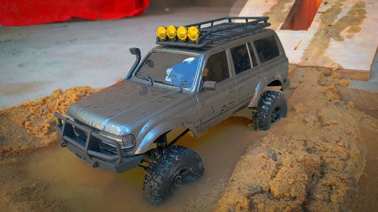 Essa Toyota off-road de controle remoto escala qualquer obstáculo 😮