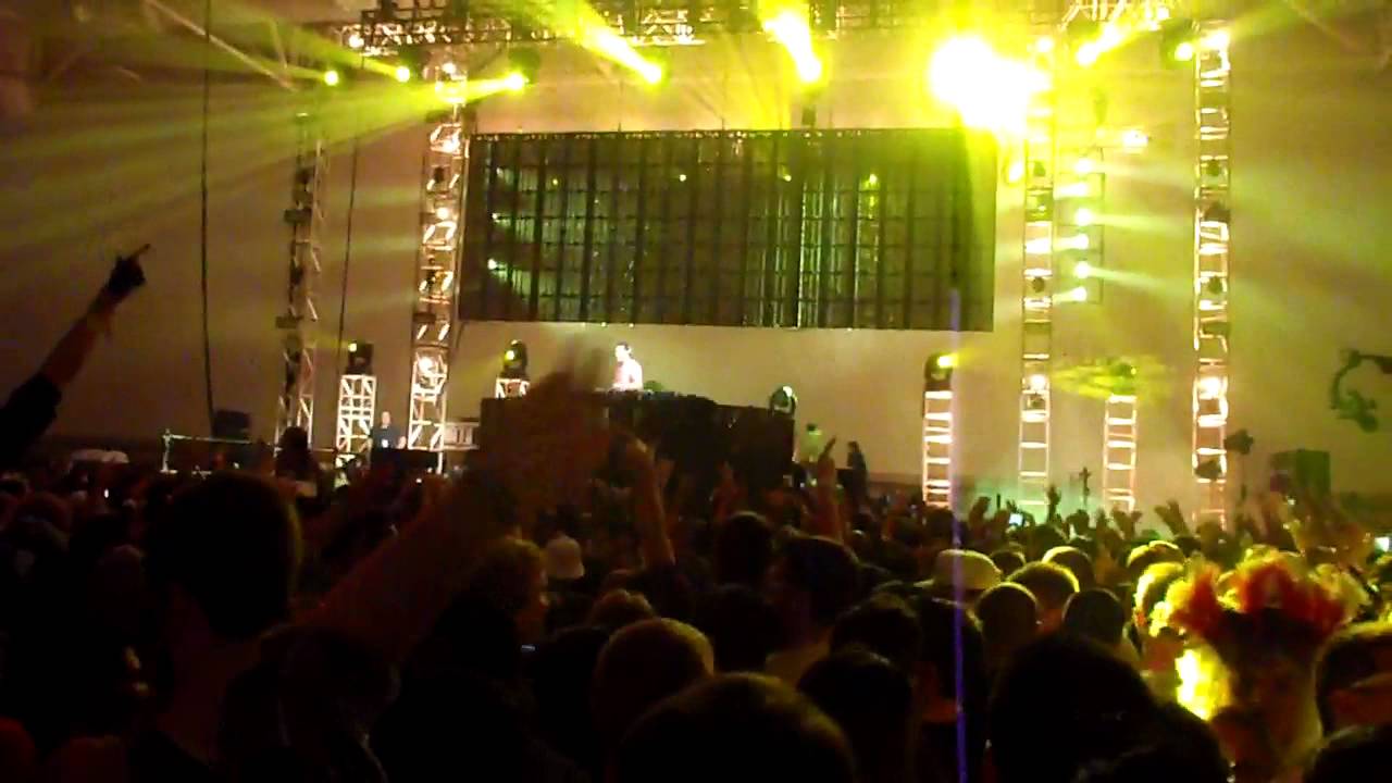 Tiesto @ Lights All Night 2011 - Sebastian Ingrosso & Alesso - Calling