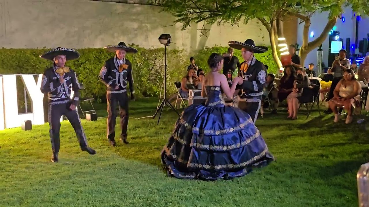 Bailando El Son de La Negra en Una Fiesta de XV Años
