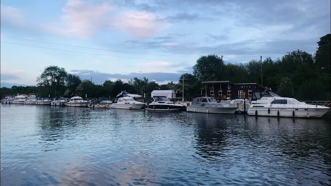 River Thames At Sunbury-ON-Thames