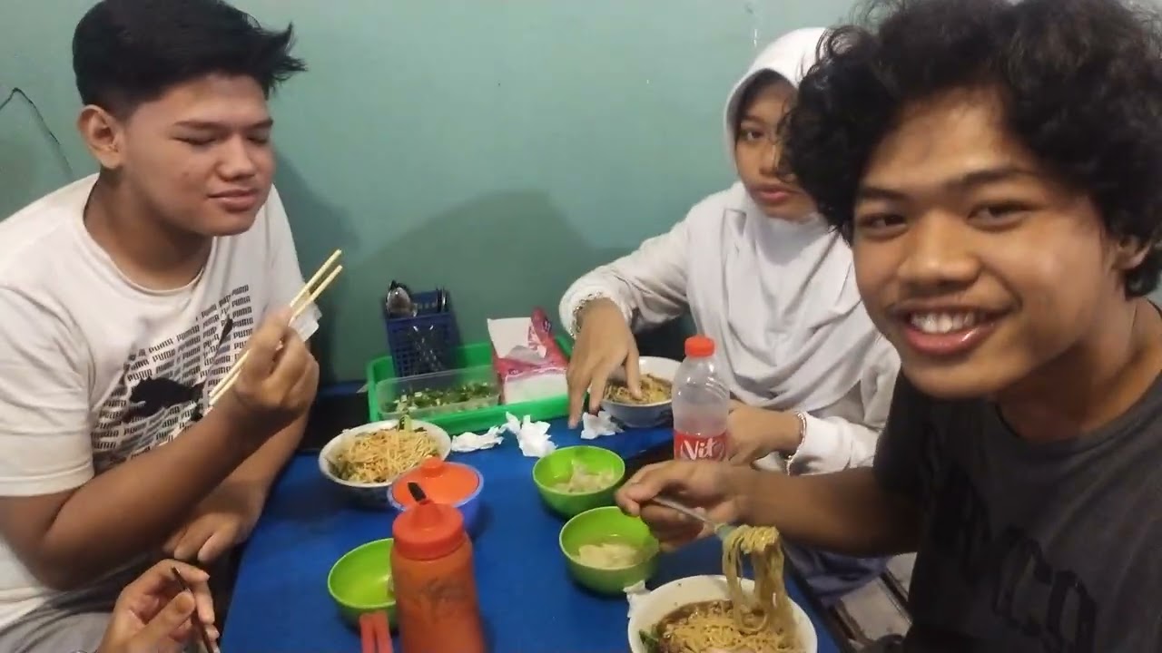 makan mie ayam kota MGT Bekasi 