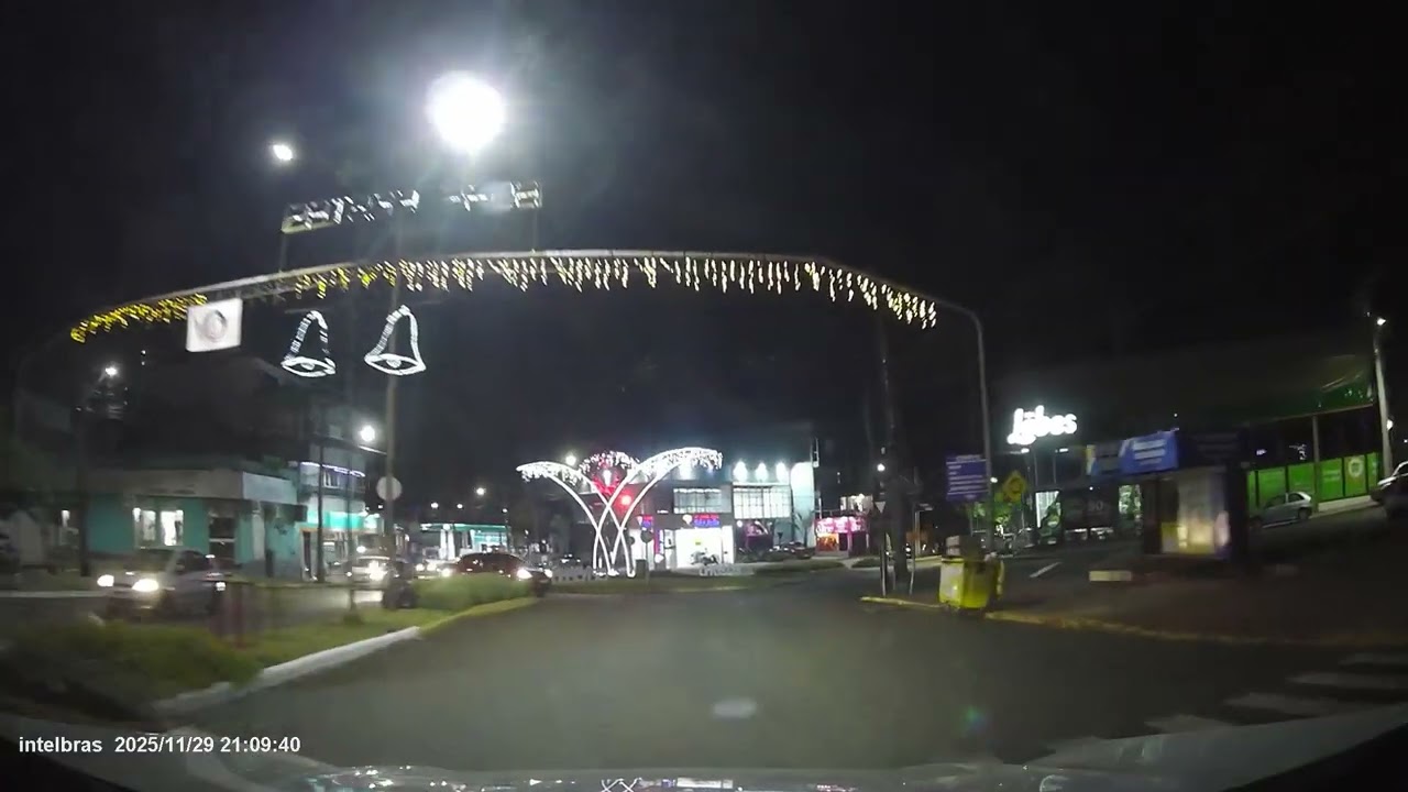 Tr&ecirc;s de Maio, RS, 29112025, Centro a noite