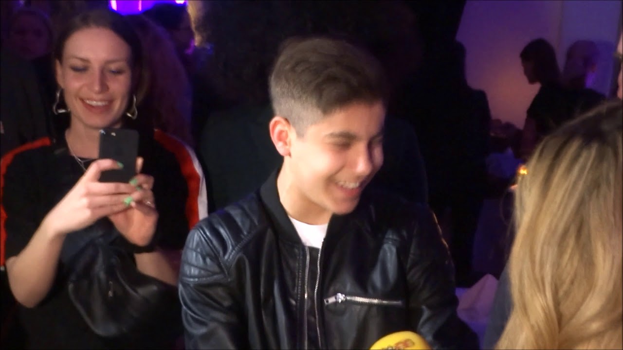 Här firar Bishara finalplats i Melodifestivalen 2019 med sina föräldrar och Laila Bagge